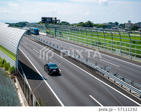 高速道路 圏央道 桶川市日出谷地区 2019.08 d 乗用車とトラック 高速道路 圏央道 桶川市日出谷地区 2019.08 d 乗用車とトラック 57111292