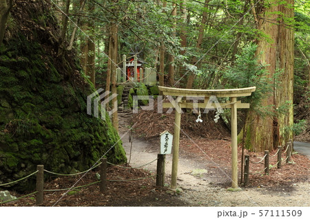 室生龍穴神社の天の岩戸 57111509