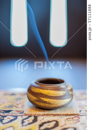 お香の煙 57111888