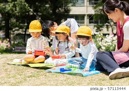 公園でお弁当を食べる園児 57113444