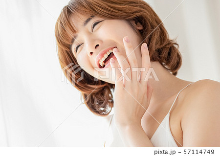 女性　ビューティー 57114749