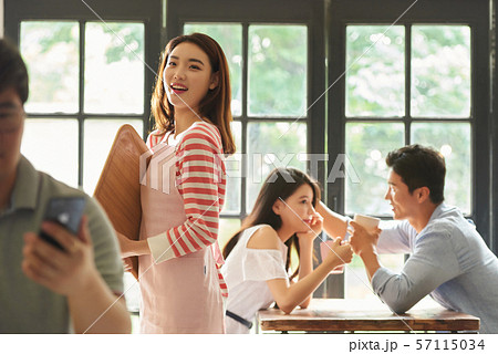 女性 カフェ 店員 女性 カフェ 店員 57115034