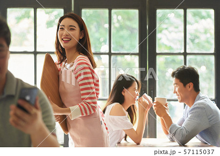 女性　カフェ　店員 57115037