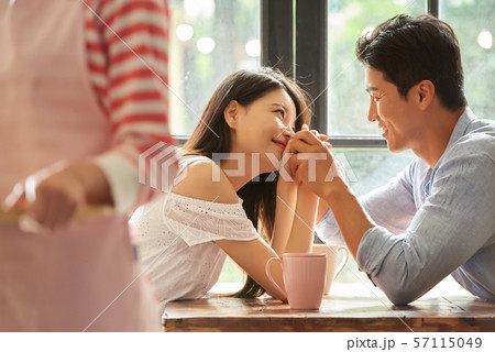 カップル　デート 57115049