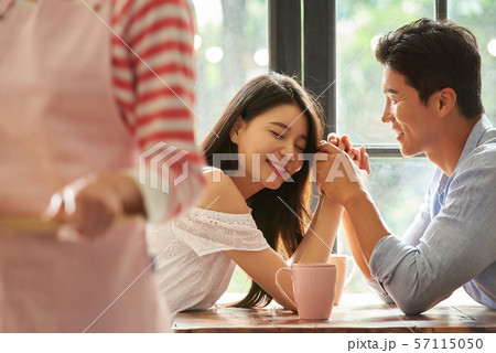 カップル　デート 57115050