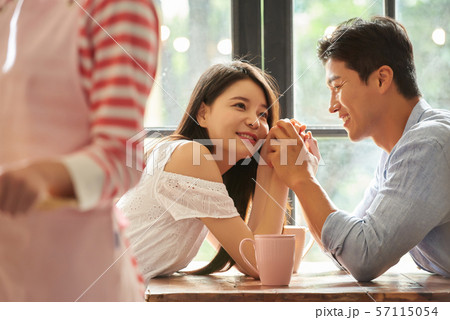 カップル　デート 57115054