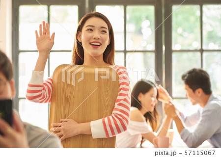 女性　カフェ　店員 57115067