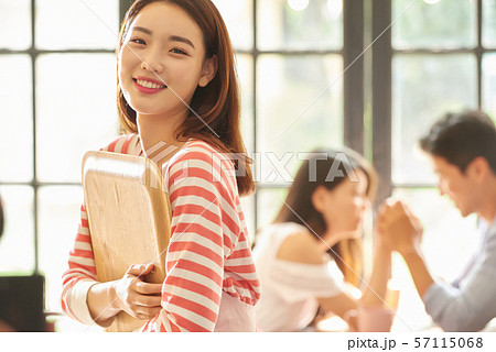 女性 カフェ 店員 女性 カフェ 店員 57115068