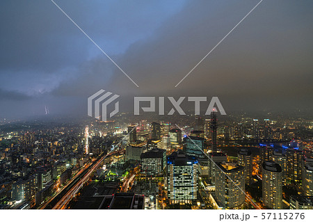 日本の横浜都市景観 雷・稲光・閃光・落雷。局地的な激しい雨や雷雨が関東南部を襲う=横浜市内から観測 日本の横浜都市景観 雷・稲光・閃光・落雷。局地的な激しい雨や雷雨が関東南部を襲う=横浜市内から観測 57115276