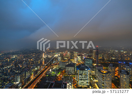 日本の横浜都市景観　 局地的な激しい雨や雷雨。暗雲と閃光で周囲の空が青白く染まった＝横浜市内から観測 57115277