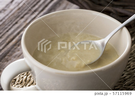 スプーンですくった、ほんわか湯気の立つ、牡蠣のクリームスープ スプーンですくった、ほんわか湯気の立つ、牡蠣のクリームスープ 57115969
