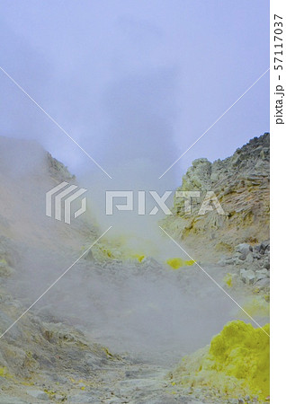 噴出する硫黄(硫黄山(アトサヌプリ)/北海道川上郡弟子屈町) 噴出する硫黄(硫黄山(アトサヌプリ)/北海道川上郡弟子屈町) 57117037