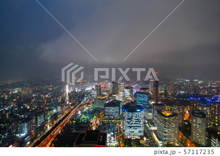 日本の横浜都市景観 局地的な激しい雨や雷雨。暗雲と閃光で周囲の空が青白く染まった=横浜市内から観測 日本の横浜都市景観 局地的な激しい雨や雷雨。暗雲と閃光で周囲の空が青白く染まった=横浜市内から観測 57117235