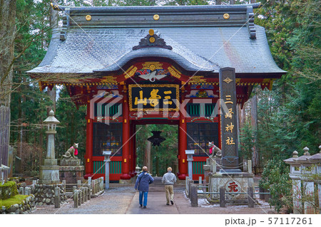埼玉県秩父市の三峯神社(みつみねじんじゃ)の山門の隋身門(ずいしんもん) 57117261