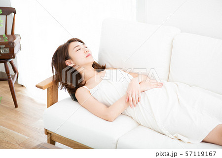 ソファで昼寝をする女性 57119167
