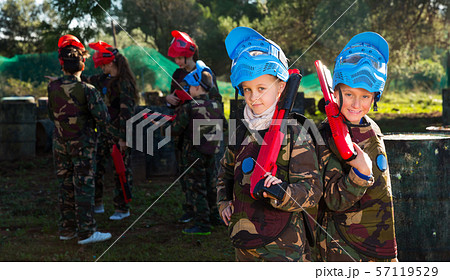 Two kids paintball players 57119529