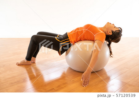 バランスボールを使ってストレッチをする女性 57120539