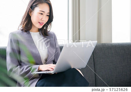 ビジネスウーマン ノートパソコン 57125626