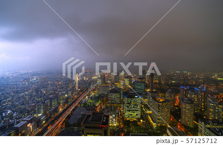 日本の横浜都市景観 雷・稲光・閃光・落雷。局地的な激しい雨や雷雨が関東南部を襲う=横浜市内から観測 日本の横浜都市景観 雷・稲光・閃光・落雷。局地的な激しい雨や雷雨が関東南部を襲う=横浜市内から観測 57125712