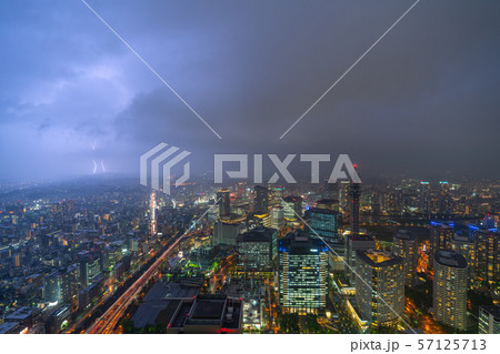 日本の横浜都市景観　雷・稲光・閃光・落雷。局地的な激しい雨や雷雨が関東南部を襲う＝横浜市内から観測 57125713
