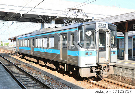 予讃線観音寺駅　観音寺発伊予西条行普通列車　左から 57125717