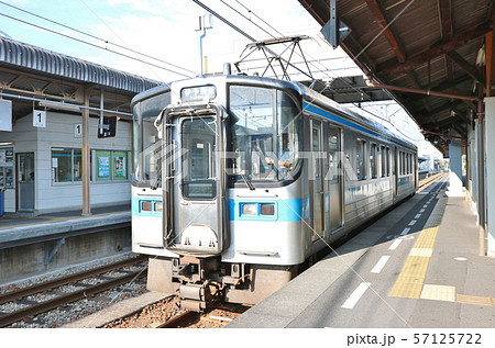 予讃線観音寺駅　観音寺発伊予西条行普通列車　横位置 57125722