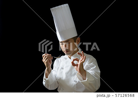 味見をするシェフ 味見をするシェフ 57126568