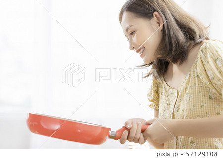女性　ライフスタイル　料理 57129108