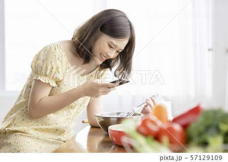 女性 ライフスタイル 料理 女性 ライフスタイル 料理 57129109