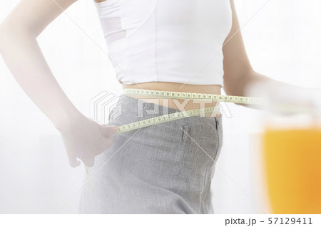 女性　ビューティー　ダイエット 57129411