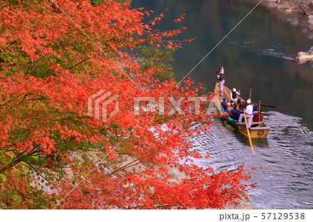 オープン船で紅葉の保津川下り（京都　嵯峨野） 57129538