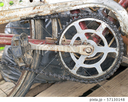rusty bicycle chain 57130148