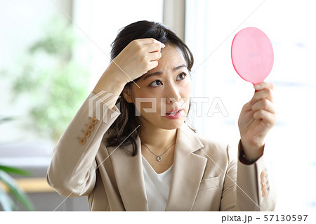 鏡を持つ女性 鏡を持つ女性 57130597