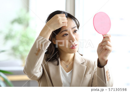 鏡を持つ女性 鏡を持つ女性 57130598