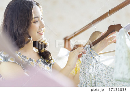 女性 アパレル ショッピング 女性 アパレル ショッピング 57131053