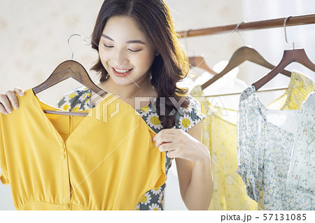 女性　アパレル　ショッピング　 57131085