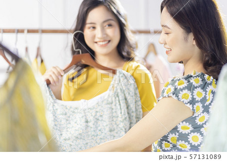女性　アパレル　ショッピング　 57131089