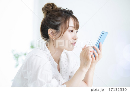 女性 スマホ スマートフォンの写真素材
