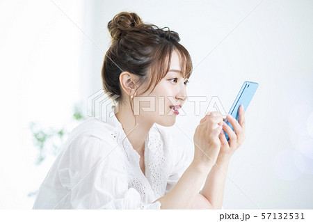 女性　スマホ　スマートフォン 57132531