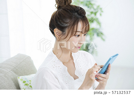 女性　スマホ　スマートフォン 57132537