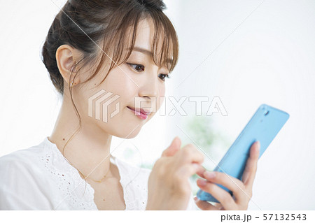女性 スマホ スマートフォン 女性 スマホ スマートフォン 57132543