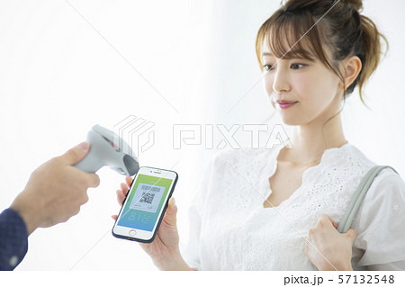 スマホ決済 (アプリ画面はピクスタのために作成したダミーです) スマホ決済 (アプリ画面はピクスタのために作成したダミーです) 57132548