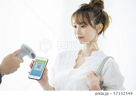 スマホ決済 (アプリ画面はピクスタのために作成したダミーです) スマホ決済 (アプリ画面はピクスタのために作成したダミーです) 57132549