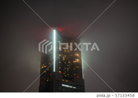 日本の横浜都市景観　大気の状態が不安定な横浜。横浜ランドマークタワーを覆い隠す雲 57133458