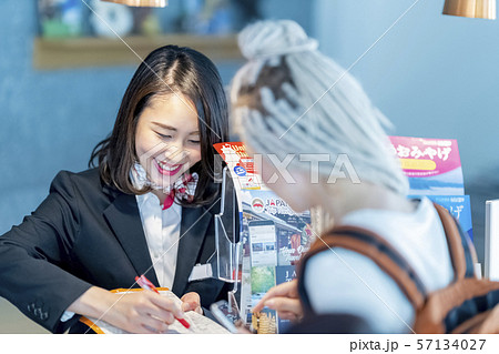 女性スタッフ(外国人向け観光案内所) 57134027