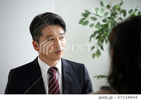 ビジネスマン　ミドル 57134044