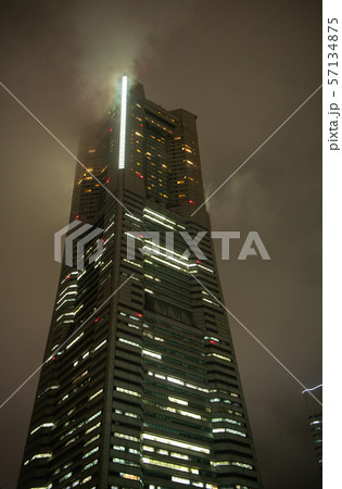 日本の横浜都市景観　大気の状態が不安定な横浜。横浜ランドマークタワーを覆い隠す雲 57134875