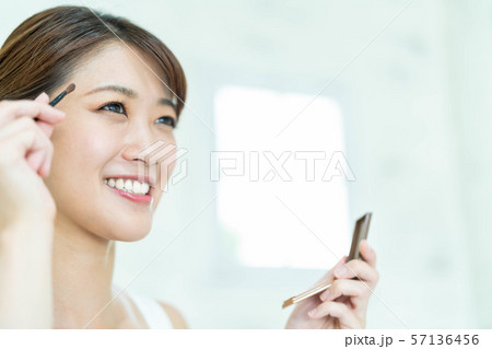 ビューティー　美容　若い女性 57136456