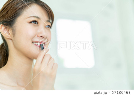 ビューティー　美容　若い女性 57136463