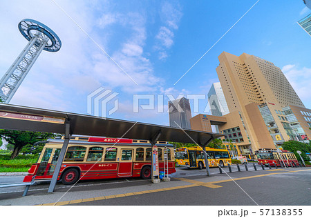 日本の横浜都市景観　桜木町駅前の「あかいくつ」バス 57138355